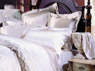 Linge de lit en satin de soie brodé